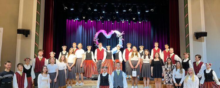 “Vasaras kurpēs brienot”