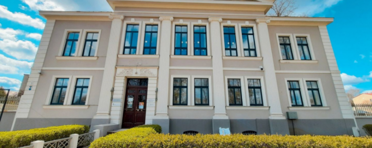 Audzēkņu radošo darbu izstāde “Aiz redzamā robežas”.