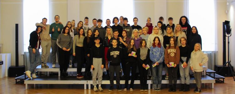 Dizaina jomas audzēkņu darbu izstāde STARP-BRĪDIS un radošās darbnīcas 