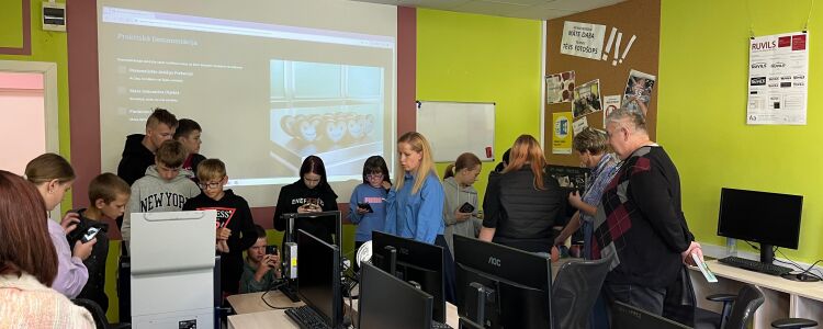 7. klases skolēni iepazīst 3D printeri Jēkabpils Tehnoloģiju tehnikumā